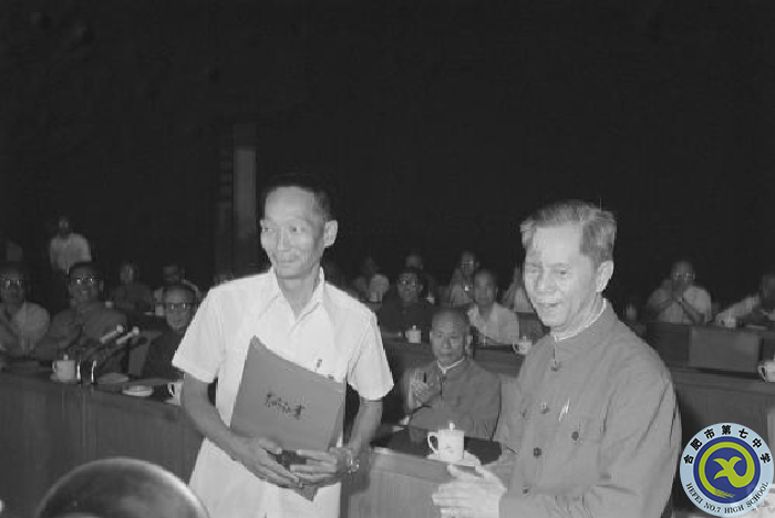 △1981年的授獎大會上，袁隆平（左）代表全體從事雜交水稻研究的科技人員領獎.png