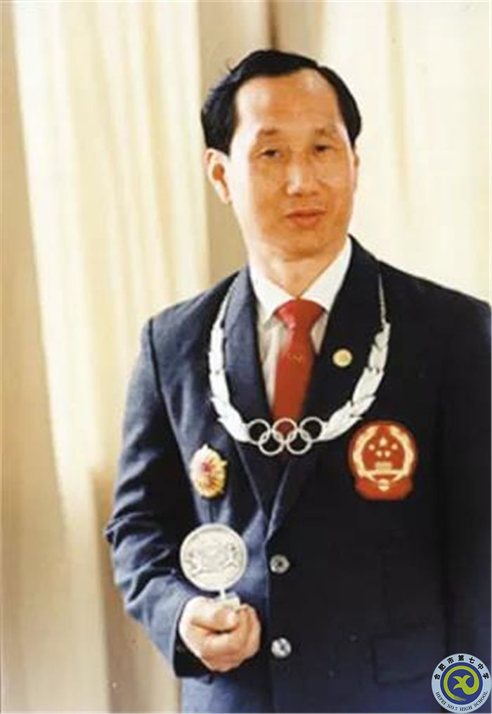 △1987年5月，國際奧委會授予陳鏡開奧林匹克銀質(zhì)勛章，這是中國運(yùn)動員第一次獲此殊榮。.jpg