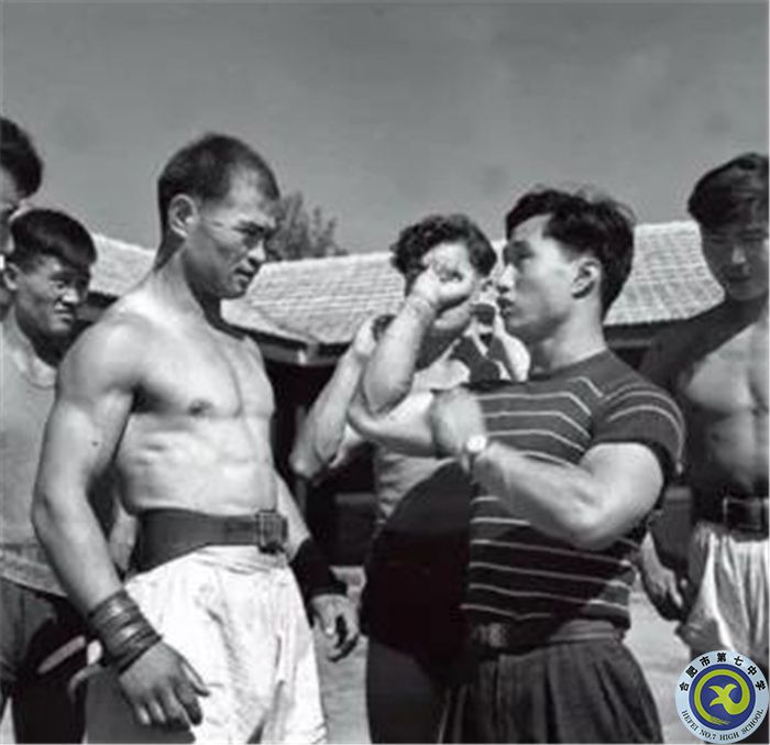 △1959年，在第一屆全國運(yùn)動會上，陳鏡開（右二）為新疆運(yùn)動員講解技術(shù)動作.jpg