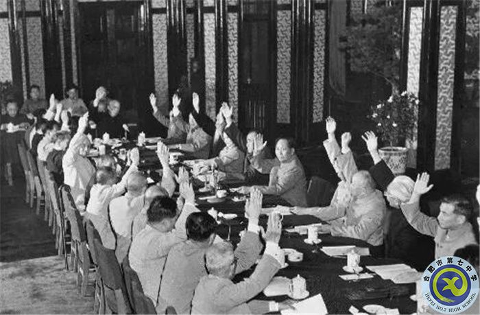 △1954年6月14日，中央人民政府委員會(huì)第三十次會(huì)議通過(guò)《中華人民共和國(guó)憲法草案》和關(guān)于公布憲法草案的決議。圖為出席會(huì)議的全體委員舉手通過(guò)《中華人民共和國(guó)憲法草案》。.jpg