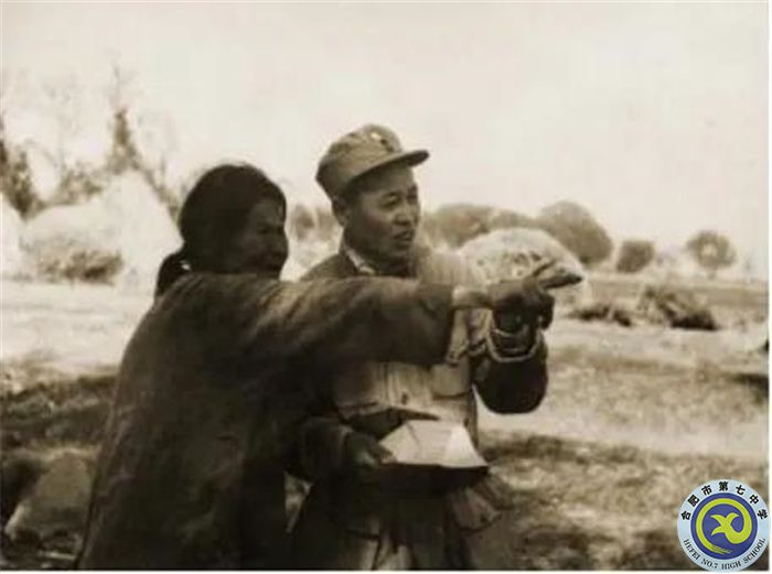 △山東當(dāng)?shù)匾晃淮竽锩爸ｋU(xiǎn)為我軍炮兵指揮員指示炮擊目標(biāo)。（孟良崮戰(zhàn)役紀(jì)念館供圖）.jpg