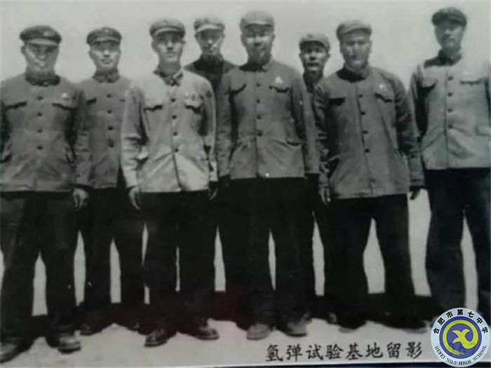 △參加空投我國第一顆氫彈的徐克江機組成員，左三為機組領航員孫福長.jpg