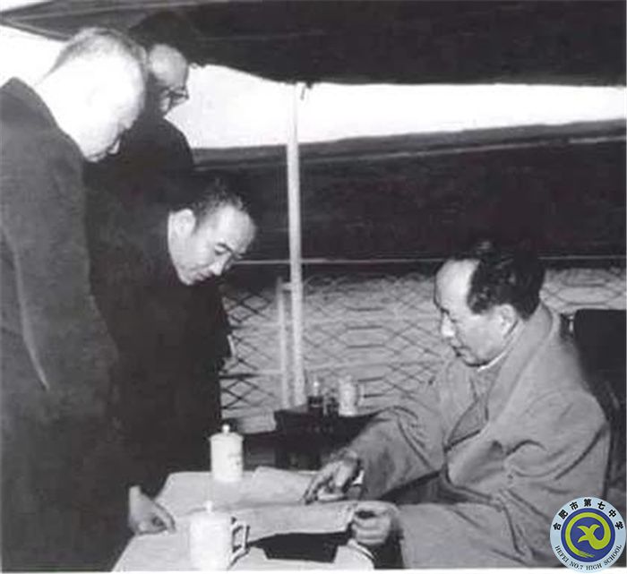 △1958年，毛澤東乘船視察三峽.jpg