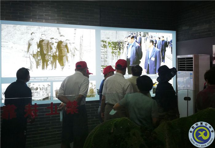 老同志們在展覽館認(rèn)真觀看圖片.jpg