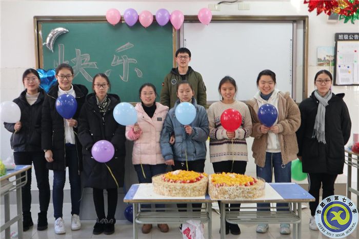 2021元旦晚會上一月份出生同學們的集體生日留影.jpg