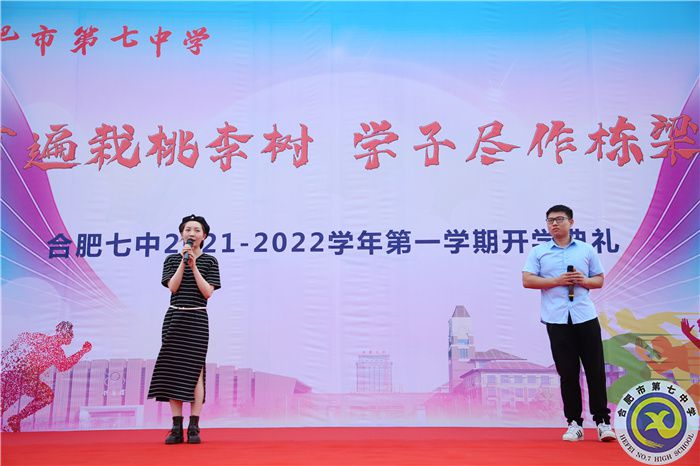 新教師代表李楨、鄭楠演唱《明天會(huì)更好》.jpg