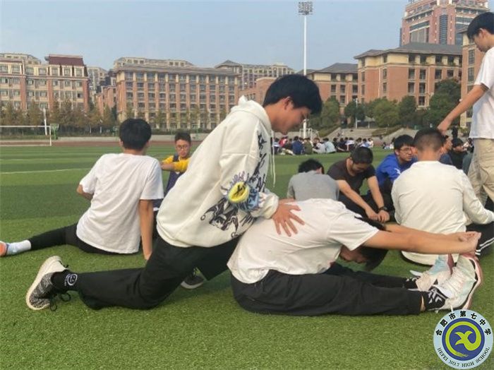 學(xué)生相互協(xié)作、積極配合進(jìn)行熱身.jpg