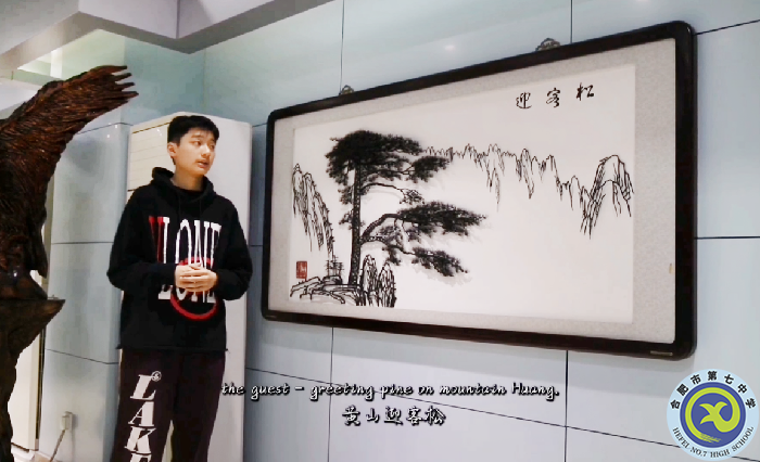 余東安同學用英文介紹七中藝術(shù)陳列館.png