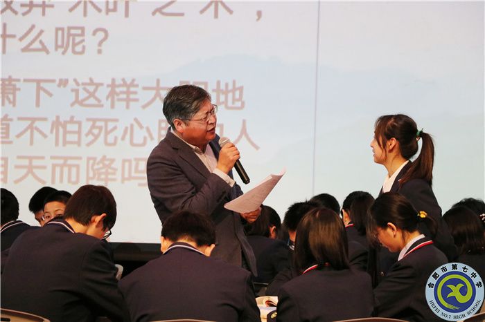 劉孝峰老師與學(xué)生互動副本.jpg