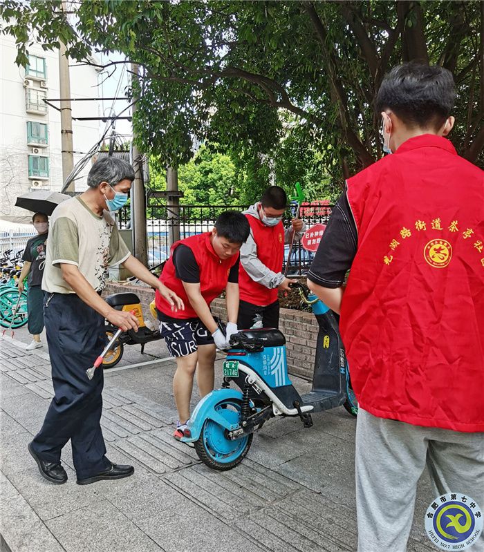 六班學(xué)子志愿忙，爭(zhēng)為社區(qū)添風(fēng)采(圖3)