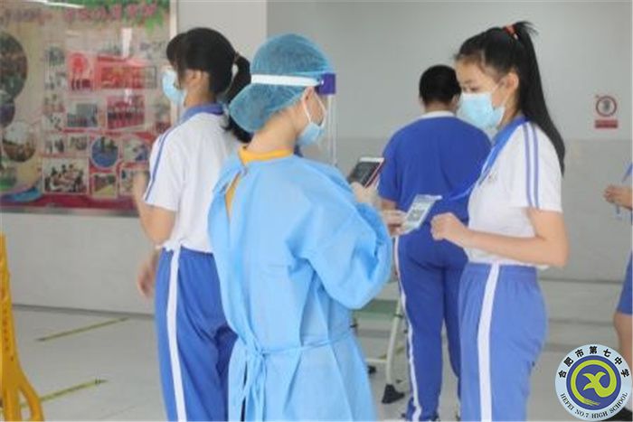 圖為檢測(cè)組老師早早到達(dá)指定崗位，為師生掃碼登記信息.jpg