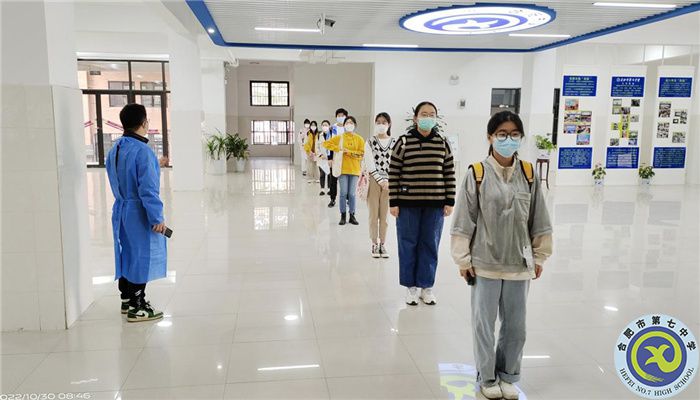 教務處童有彩主任在組織和引導考生去機房.jpg