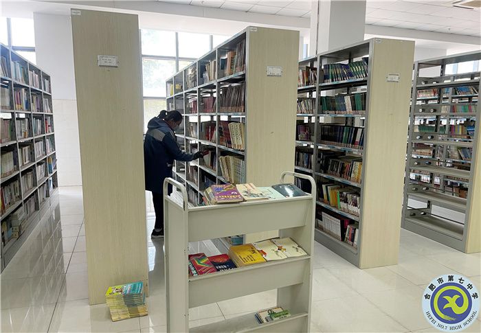 合肥七中圖書館開展所有圖書倒順架、清查工作(圖2)