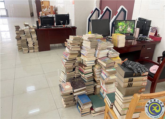 合肥七中圖書館開展所有圖書倒順架、清查工作(圖1)