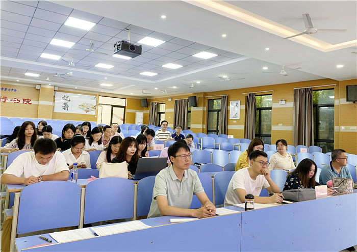 班主任認(rèn)真聽會(huì).jpg