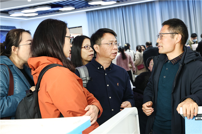 與會教師參觀地理實(shí)驗(yàn)室1.jpg