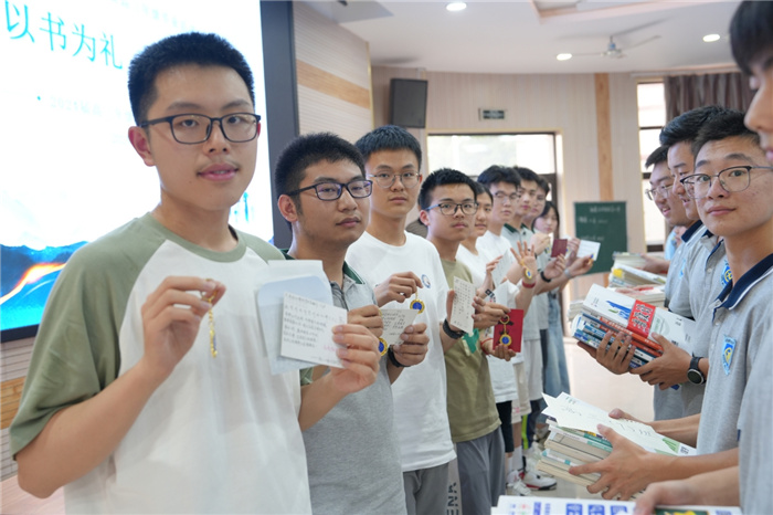以書為禮，文脈傳承！合肥七中2024屆高三年級舉辦愛心贈書活動(圖3)