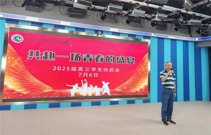 梁昌波校長講話.jpg