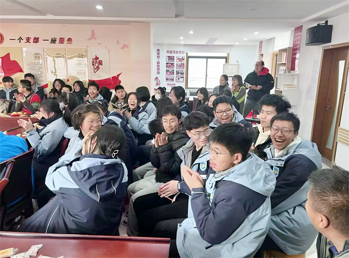 合肥七中高一（21）班走進(jìn)春芽陽(yáng)光家園開(kāi)展愛(ài)心公益活動(dòng)(圖3)