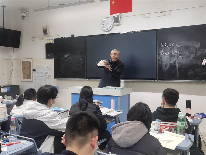 合肥七中校長梁昌波與高一學(xué)子共話成長(圖1)