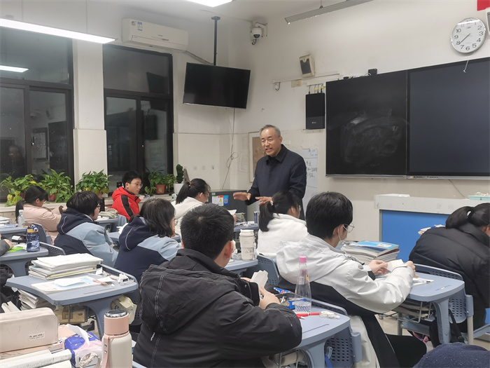 合肥七中校長梁昌波與高一學(xué)子共話成長(圖2)