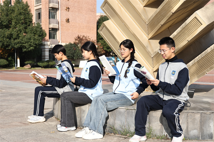 學(xué)生看書2.jpg