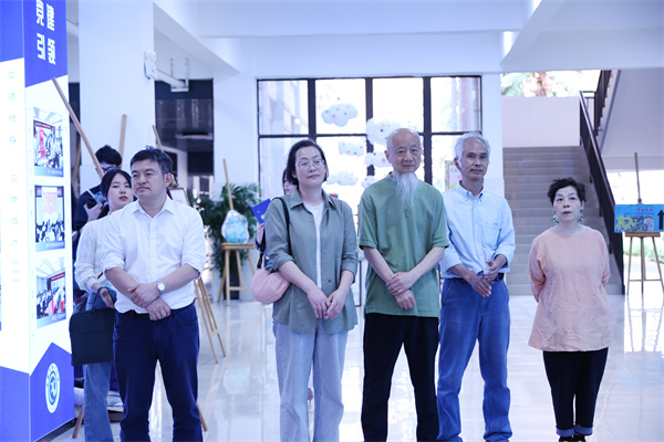 “等待花開(kāi)——楊和平、于澎版畫(huà)作品巡展”在合肥七中盛大開(kāi)幕(圖3)